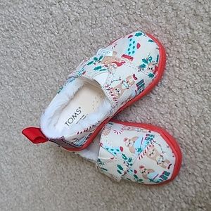 NWOT- toddler size 5 toms! Christmas theme!